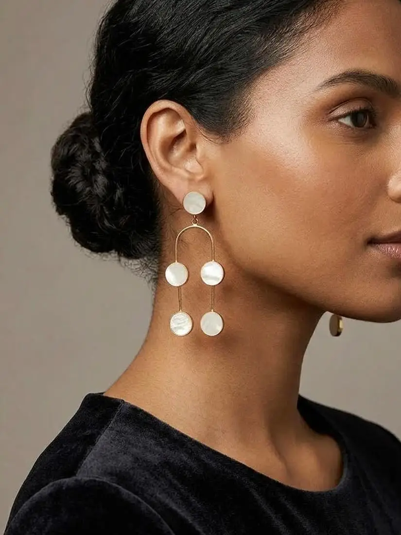 Elegant-U-shape-shell-pearl-earrings-set-in-gold-KKE112