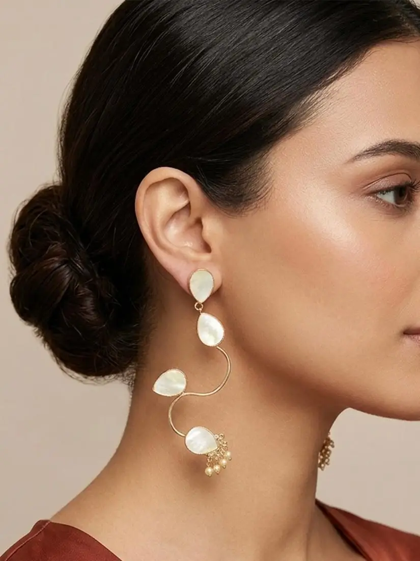 Elegant-shell-pearl-earrings-set-in-gold-KKE112