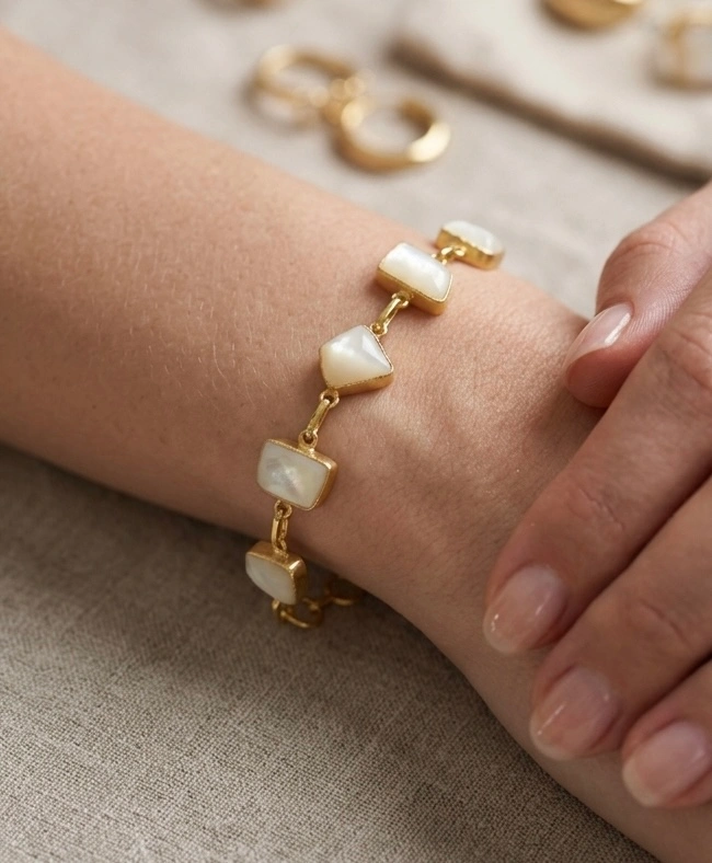 Charming bracelet adorned with Mother of Pearl.