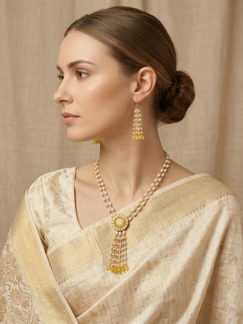 Yellow monalisa stone + kundan stone pendant in gold base + sheall pearl 950_- 2 nos